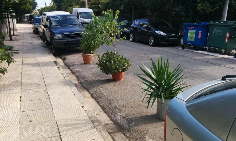 ΚΟΚ: Πρόστιμο θα επιβάλλεται σε όσους κρατάνε θέση πάρκινγκ στο δρόμο
